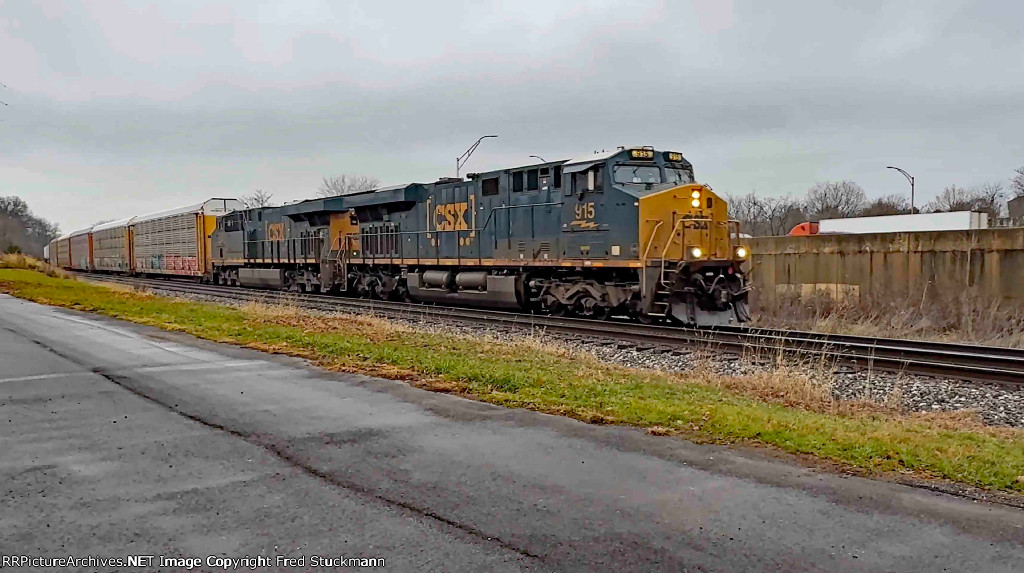 CSX 915 leads I018.